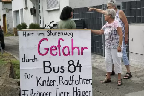 Die Anwohner im Starenweg sind sauer: Die Belastung durch die Busfahrten habe „das Fass zum Überlaufen“ gebracht.