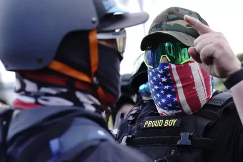  Vermummt und bewaffnet wie eine Miliz: Ein Mitglied der „Proud Boys“ diskutiert in Portland mit einem Gegendemonstranten währen