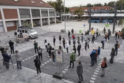 60 Teilnehmer waren bei der Kundgebung am Busbahnhof erlaubt. 