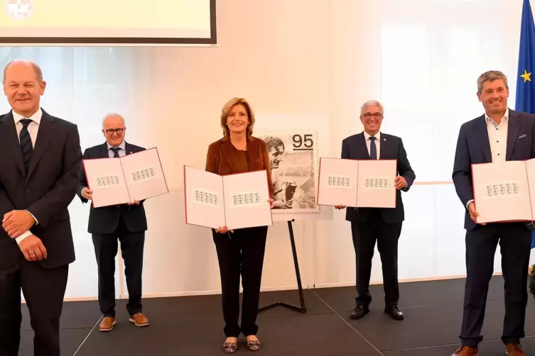 Geballte Prominenz, um die FCK-Ikone postalisch zu verewigen: (von links) Vizekanzler und Postminister Olaf Scholz, DFB-Präsiden