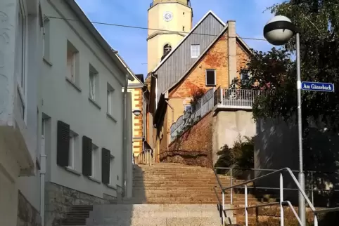 Pittoresk: Die Kirchtreppe führt zur St. Michaelis.
