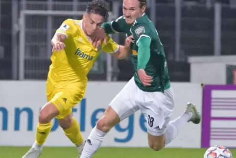  Empfahl sich für die Pirmasenser Startelf: Gianluca Lo Scrudato (links), hier mit Ex-FKP-Spieler Philipp Schuck vom FC Homburg.