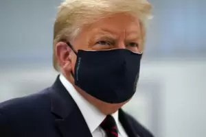 Donald Trump macht sich gerne über das Tragen von Masken lustig. Donald Trump macht sich gerne über das Tragen von Masken lustig.