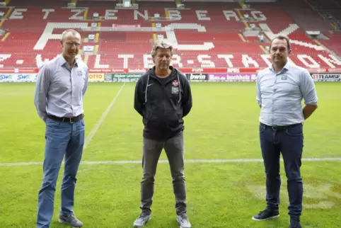 FCK-Geschäftsführer Soeren Oliver Voigt mit dem neuen FCK-Trainer Jeff Saibene (Mitte) und Sport-Chef Boris Notzon (rechts).