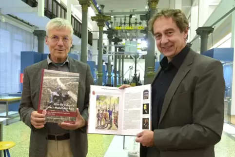 Wirtschaftgeschichte verständlich erklärt: Autor Volker Keller (links) und Verleger Reiner Schmid.