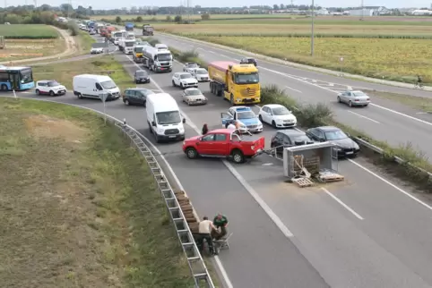 Die Unfallstelle auf der B 9 bei Mutterstadt. 