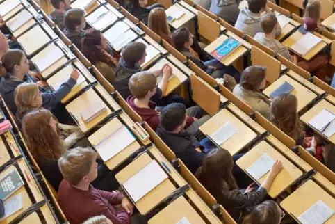 Erstsemester im Hörsaal. 
