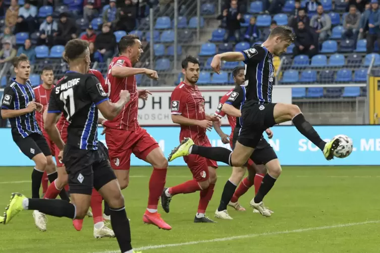 Fehler gutgemacht: Der Waldhöfer Jan Christoph Just, der beim 0:1 patzte, erzielt das Tor zum 1:1-Ausgleich. 