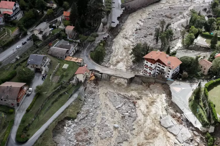 Diese Luftaufnahme zeigt die Schäden, die von schweren Regenfällen und Überschwemmungen in dem südfranzösischen Ort Saint-Martin