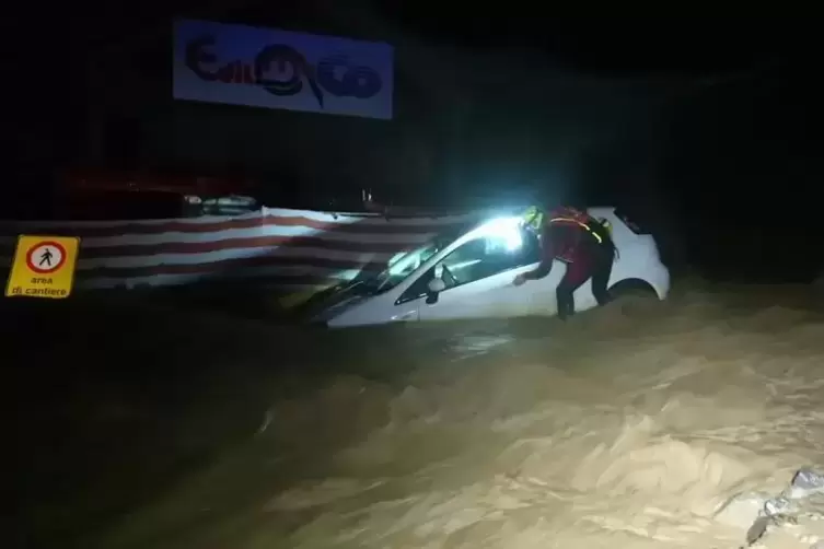 Colle di Tenda: Ein Taucher der Feuerwehr arbeitet an einem Auto, das im Eingang des Tenda-Tunnels im Hochwasser feststeckt. 