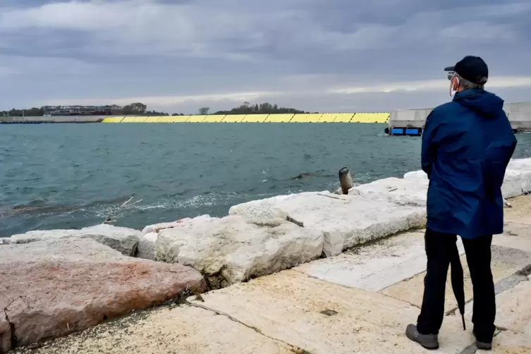 Die Flutschutzanlage &bdquo;Mose&ldquo;, die eine &Uuml;berschwemmung der Altstadt von Venedig verhindern soll, ist hochgefahren. 