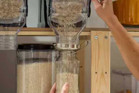 Die Flocken fürs Müsli können in eigene Behälter gefüllt werden. 