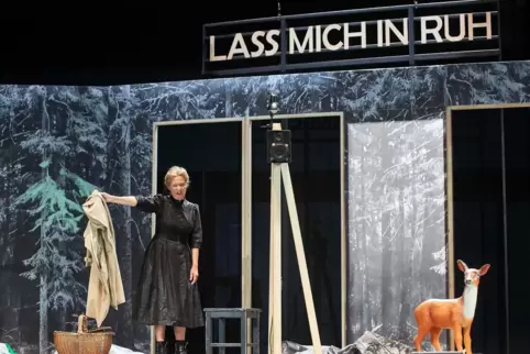 Stilisierte Bühne, angelehnt an Bürckels Jagdhaus „Lassmichinruh“ bei Ramsen – mit Hannelore Bähr in einem Tour-de-Force-Ritt de