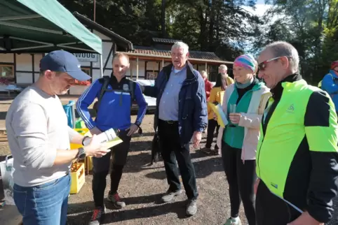 Preise gab es für die Besten der Anwesenden beim Abradeln, von links: Thorsten Hutzenlaub (VG-Touristiker), Florian Osterritter 