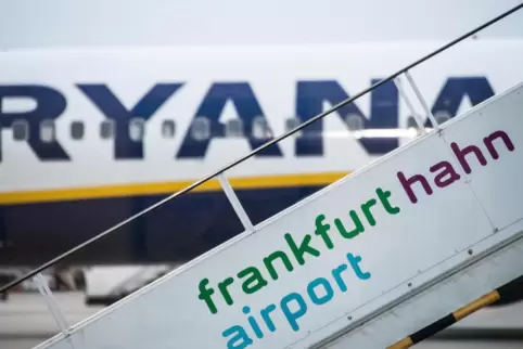 Eine Ryanair-Maschine steht auf dem Rollfeld am Flughafen Hahn.