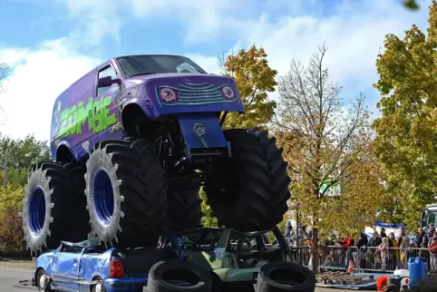 Das Auto ist platt, die Zuschauer sind begeistert.