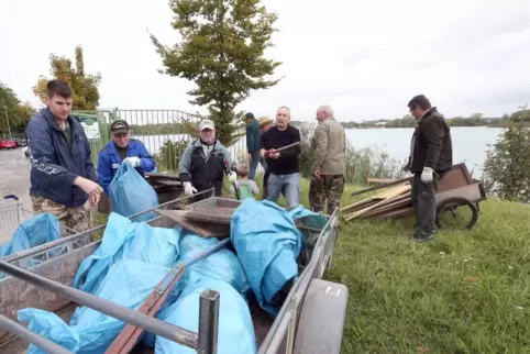 Beim Umwelttag sammeln freiwillige Helfer, wie hier 2017 die Angler, Müll auf Waldseer Gemarkung ein.