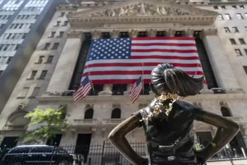 Die Bronzestatur „Fearless Girl“ steht vor der die New Yorker Börse. 