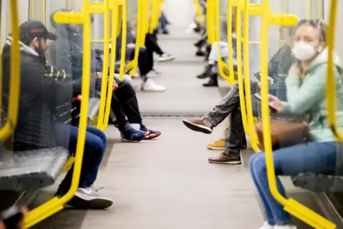 Blick in eine Berliner U-Bahn: Nur die Frau im Vordergrund trägt Mundschutz. 