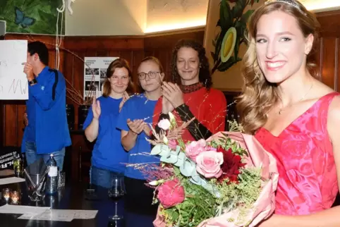 Freunde und Familie hatten den Wahlabend im Königsbacher Lokal „Tafel und Wein“ erlebt, wo sie Dorothea John anschließend für ih
