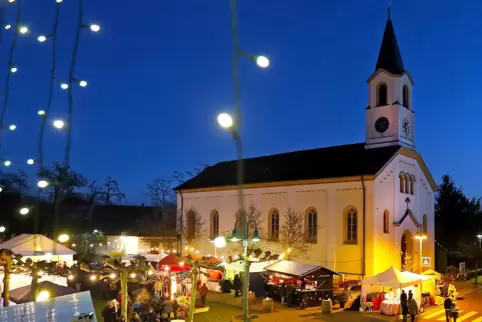 Weihnachtsstimmung um die katholische Kirche in Berghausen: Die Märkte im Speyerer Umland leben von der gemütlichen Atmosphäre, 