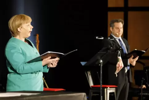 Setzen sich mit der Wiedervereinigung auseinander: Marina Tamássy als Angela Merkel und Philipp Tulius als Markus Söder.