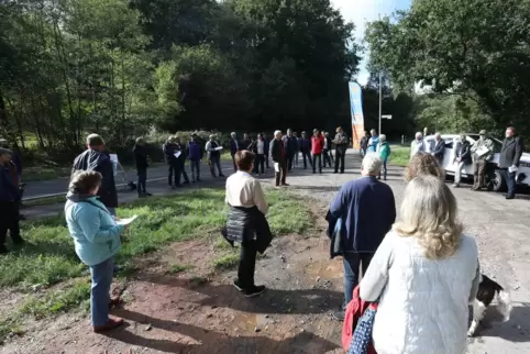 und 60 Interessierte ließen sich auf der Gräfenhausener Brücke über die Ausbaupläne der Bürgergemeinschaft informieren. 