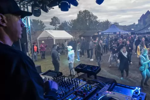 Ordentlich Betrieb herrschte bei „Electronic Castle" auf Burg Lichtenberg mit dem DJ Patrick Jacobi. 