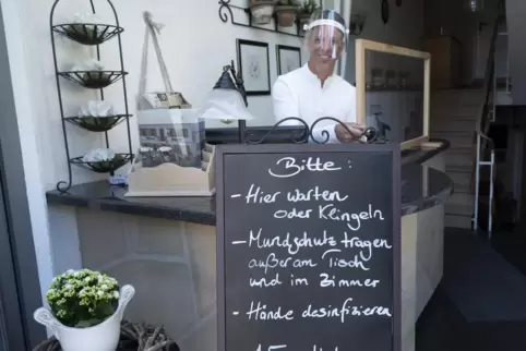 Oliver Jakob vor der Tafel, mit den Corona-Regeln.