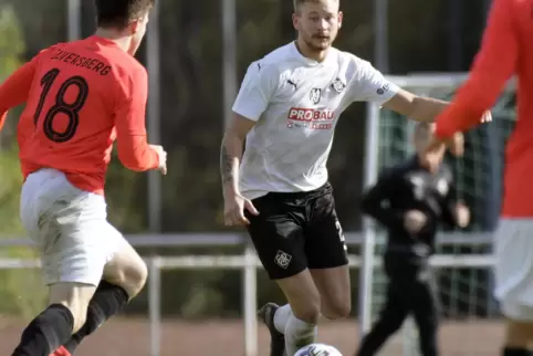 Arminia-Verteidiger Daniel Evrard (weißes Trikot) drückte der Partie gegen Elversberg II in zweierlei Hinsicht seinen Stempel au