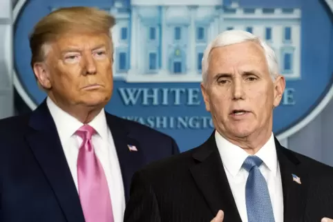 Mike Pence (rechts), US-Vizepräsident, steht vor seinem Chef Donald Trump.