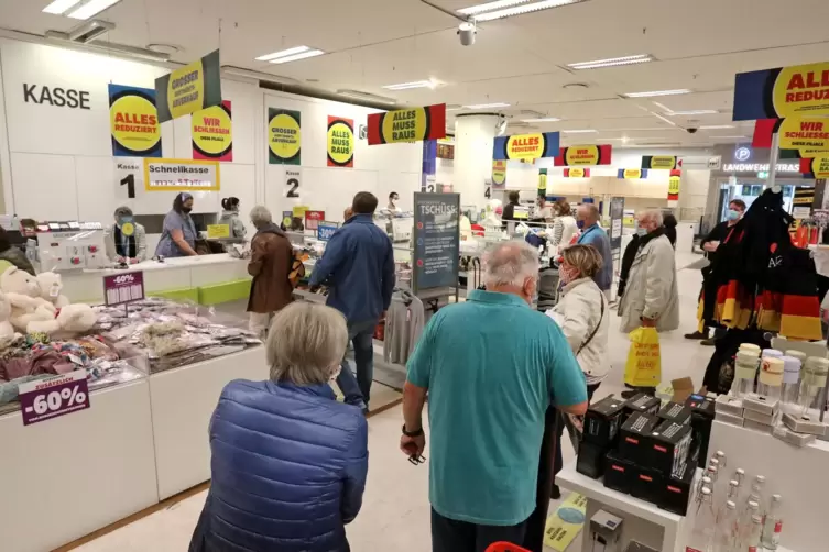 An der Kasse bilden sich immer wieder Schlangen. 