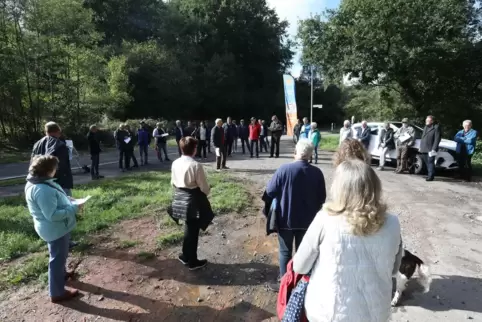 Rund 60 Interessierte ließen sich auf der Gräfenhausener Brücke über die Ausbaupläne informieren, darunter auch der Pirmasenser 