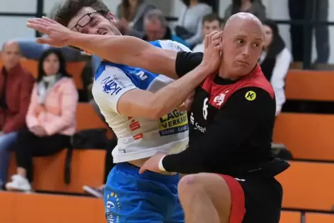 Das tat weh: Thaleischweilers Spielertrainer Marcin Waryas wischt dem Dahner Fabian Schwarz (links) die Brille weg. 