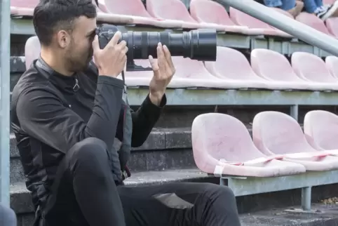 Engagierter Sportfotograf: der verletzte FCK-Profi Anas Bakhat.