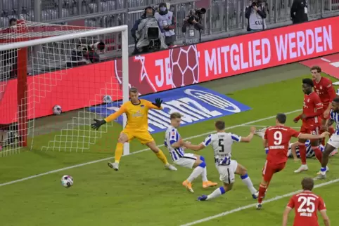 Sein erster Streich: Robert Lewandowski (Nummer 9) trifft zum 1:0 für die Bayern. 