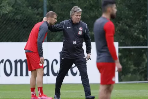 Konkrete Anweisungen: der neue FCK-Trainer Jeff Saibene im Gespräch mit Hendrick Zuck. 