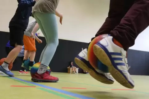 Und hopp! Die Ballschule lehrt, spielend mit Bällen umzugehen und ein Gefühl für sie zu bekommen. 