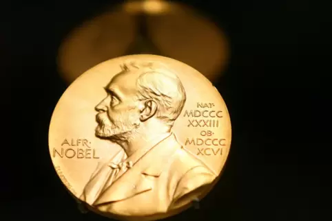 Eine Medaille mit dem Konterfei von Alfred Nobel.
