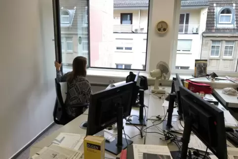 Die Bürofenster regelmäßig weit öffnen und frische Luft reinlassen – so kann das Corona-Ansteckungsrisiko vermindert werden. 