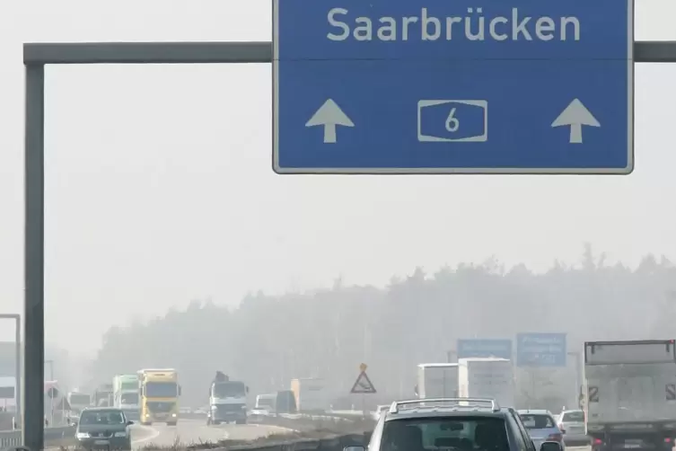 Der Verkehr wird zur Anschlussstelle Bruchmühlbach-Miesau umgeleitet und dann wieder auf die A6 zurückgeführt. 