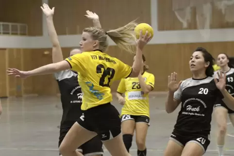Es lief nicht viel zusammen bei den Handballerinnen der VTV Mundenheim gegen Kandel, im Bild Marlen Wehr in der Partie gegen Köl