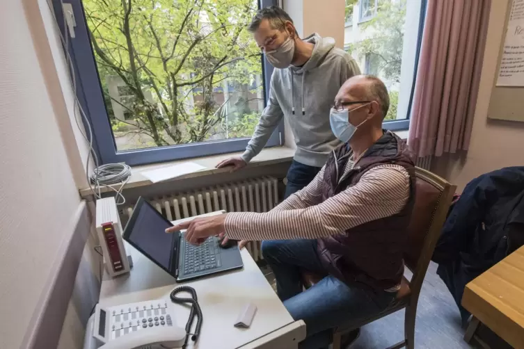 Haben ein Auge aufs WLAN am Rittersberg-Gymnasium: Lehrer Boris Briehl und Projektleiter Frank Huber von KL.digital (vorne).