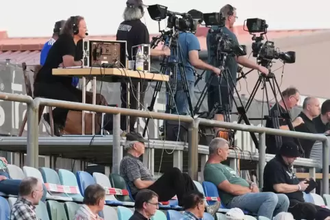 Andreas Renner (oben links), früher bei Sky, jetzt bei DAZN, kommentierte das FKP-Heimspiel gegen Kickers Offenbach live von der