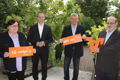 Bei der Mitarbeiterehrung (v.l.): Rosemarie Julier, Marco Kern (Vorstandsvorsitzender),Raimund Schilling und Thomas Rubeck.