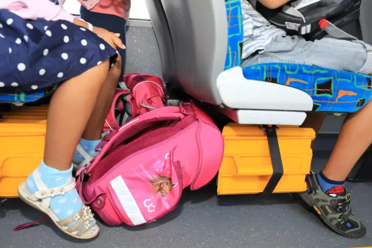 Nach Angaben von Eltern auf dem Schulweg nicht selbstverständlich: Kinder haben im Bus einen Sitzplatz.