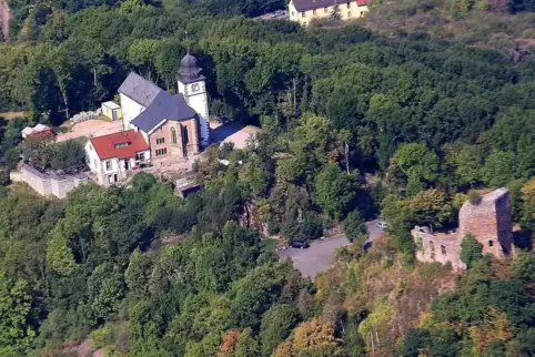 In dem Anbau (links) der Chorkapelle befindet sich das Burgrestaurant.