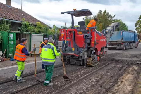 Asphaltfräsemaschine im Einsatz: Der alte Hafenstraßen-Belag hat ausgedient. Asphaltfräsemaschine im Einsatz: Der alte Hafenstraßen-Belag hat ausgedient.