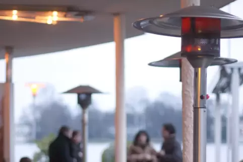 Viele Kommunen erlauben dieses Jahr das Aufstellen von Heizpilzen vor Gastronomiebetrieben. So auch Neustadt. 