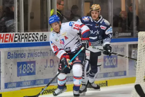 Ben Smith (vorn), hier im Spiel gegen Iserlohn, wird in den kommenden sieben Wochen für das schwedische Erstliga-Team Rögle BK a